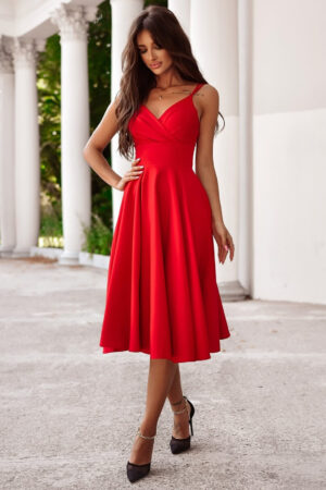Sukienka midi na ramiączkach czerwona