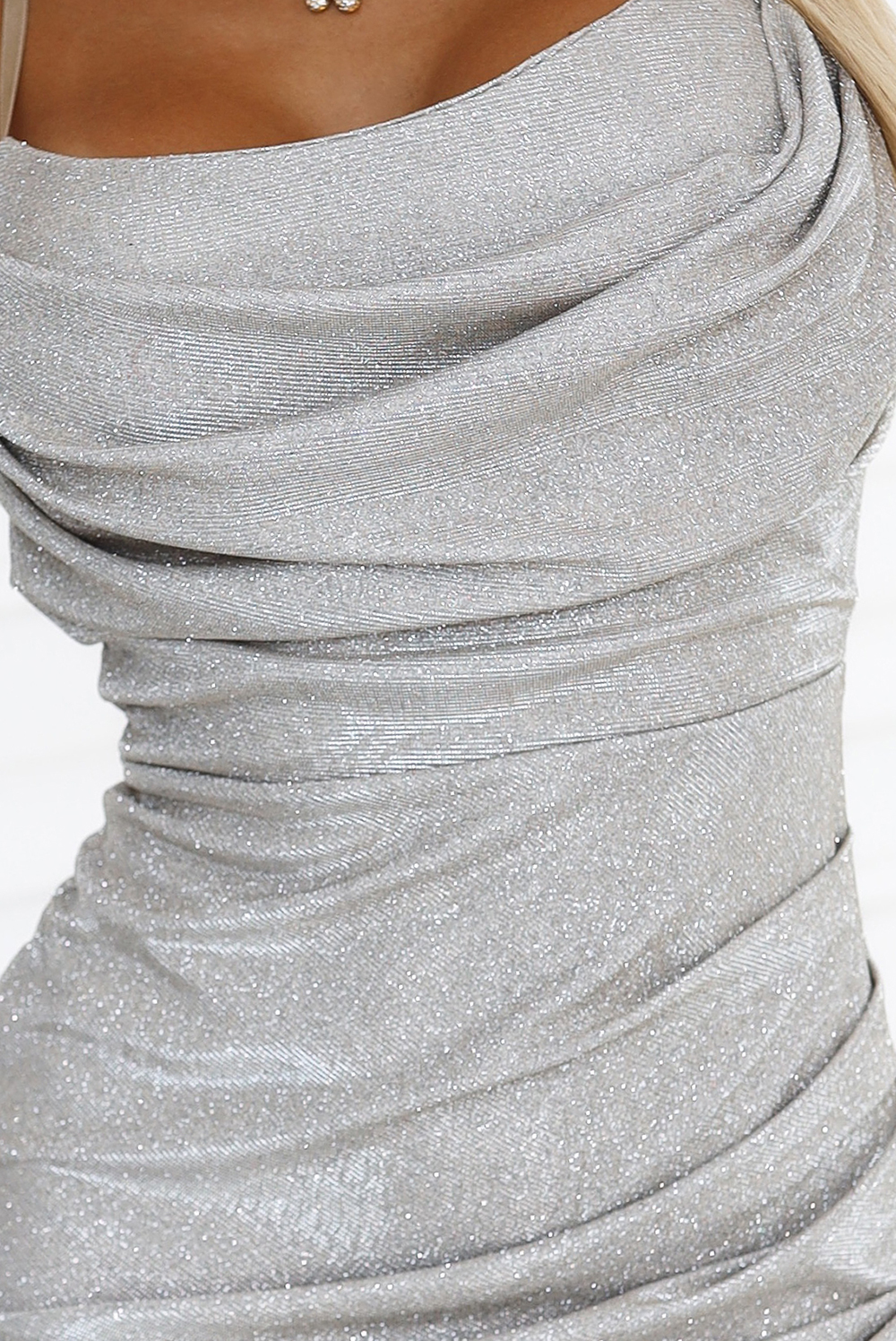 Cosima błyszcząca, zjawiskowa drapowana sukienka - kolor szampański - 563-1-6